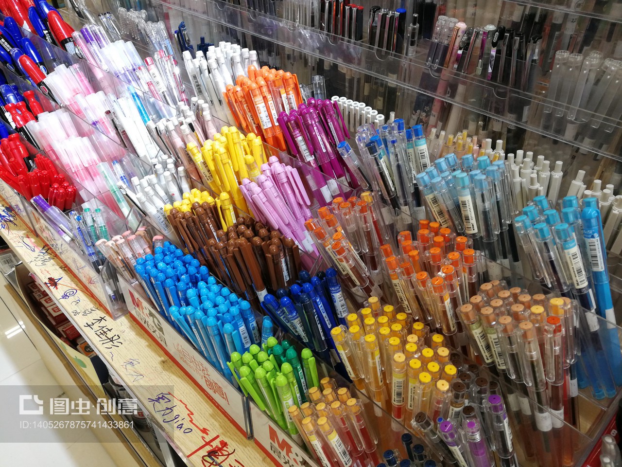 天津開(kāi)學(xué)季文具熱銷(xiāo) 新學(xué)期新氣象